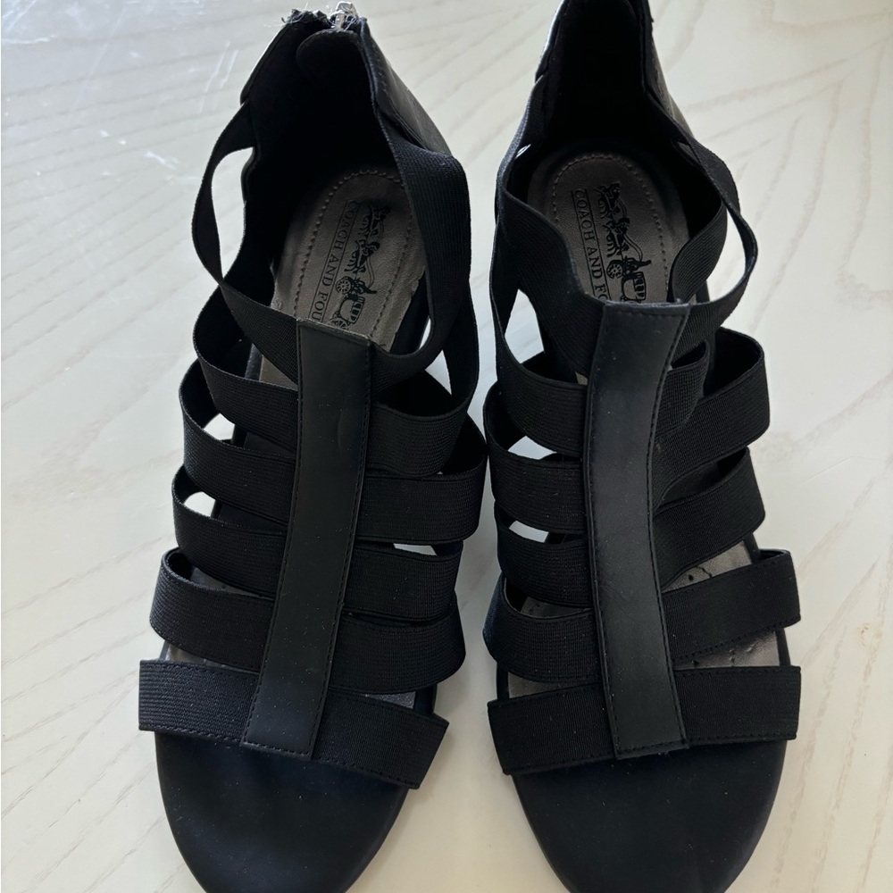 STUNNING & COMFY COACH AND FOUR SHOES IN GREAT CONDITION.